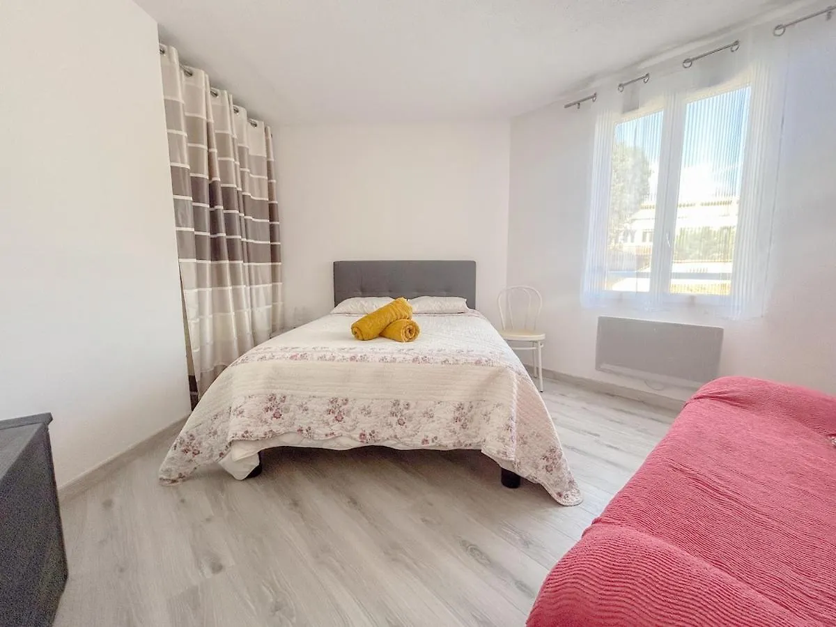 F2 Avec Terrasse Et Parking Prive A Frejus Apartment
