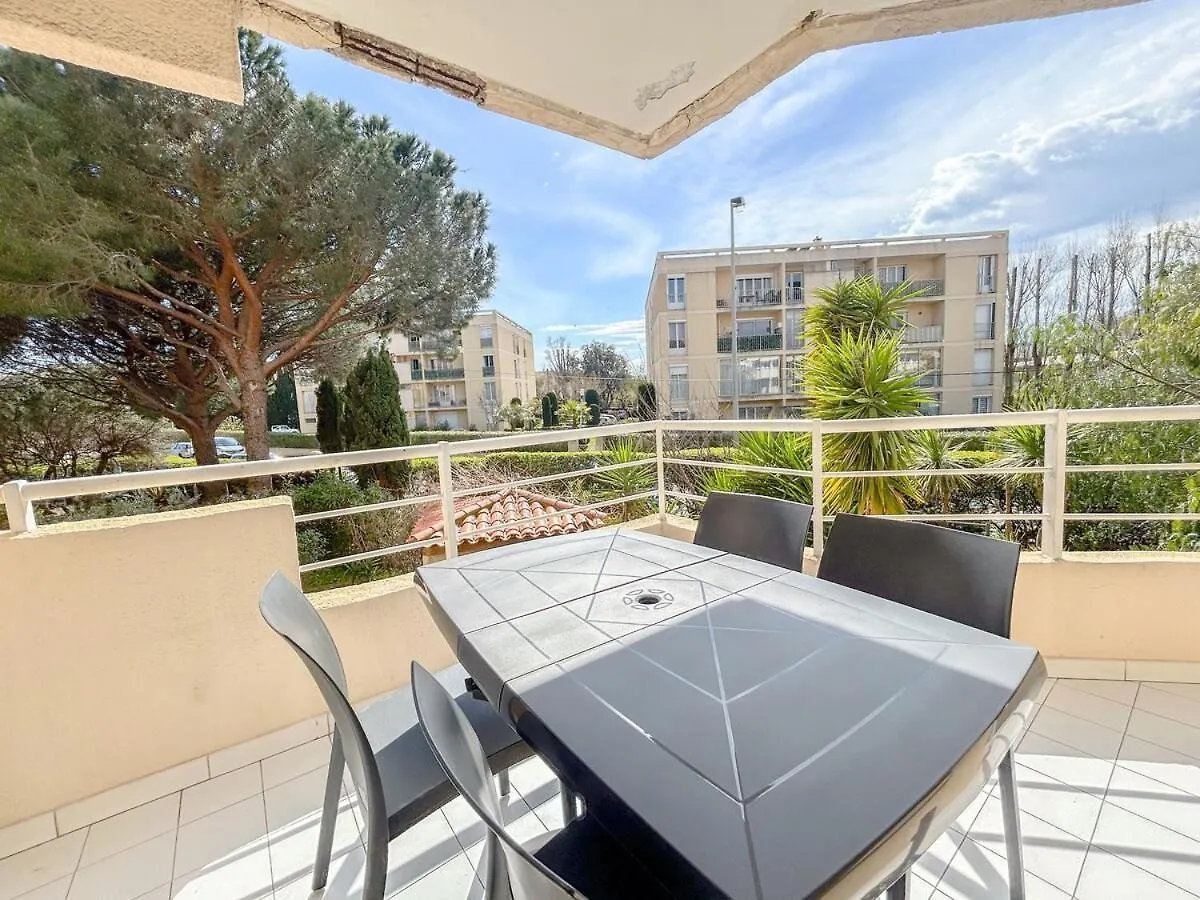 F2 Avec Terrasse Et Parking Prive A Frejus Apartment