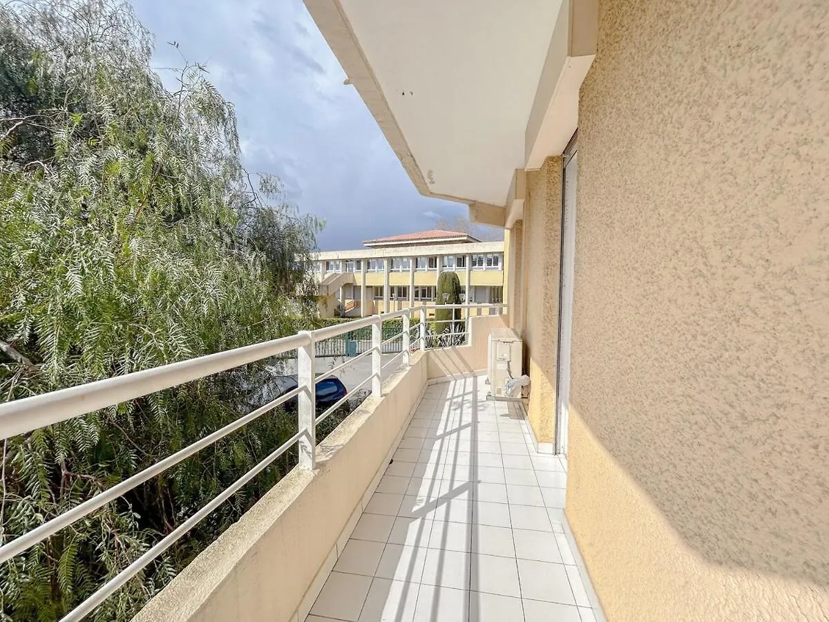 F2 Avec Terrasse Et Parking Prive A Frejus Apartment
